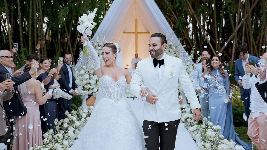 Salida feliz de los novios