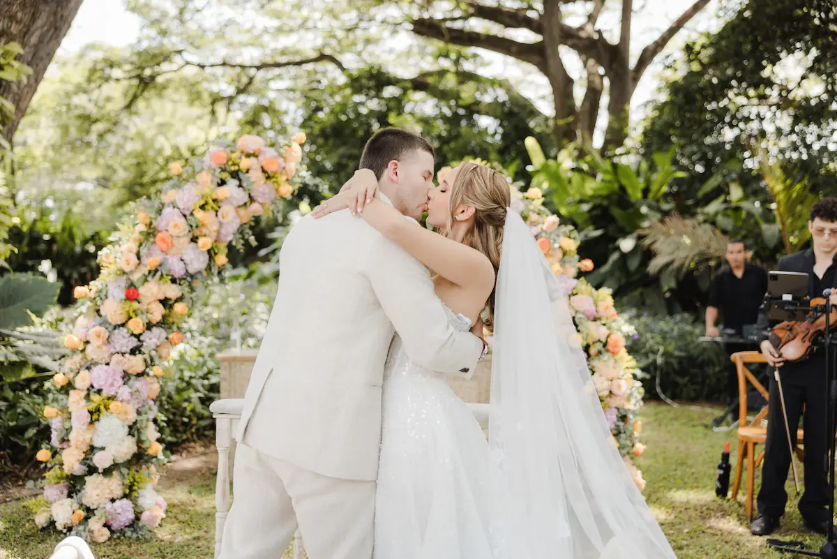 Novios bailando en una recepción de boda con luces