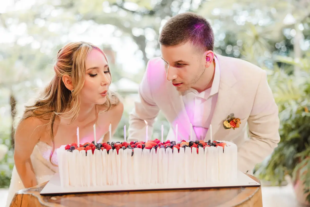 Novios con su pastel