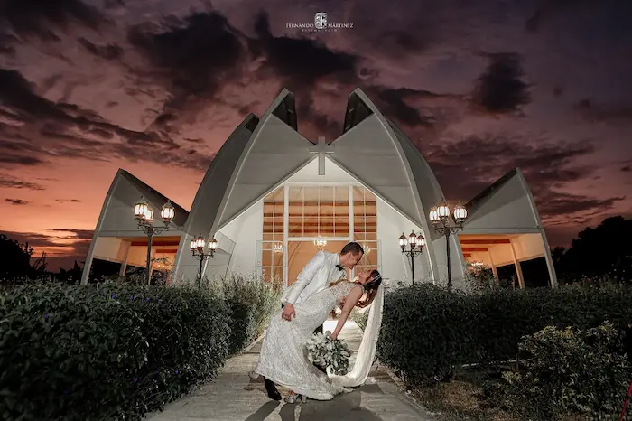 Pareja frente a una capilla