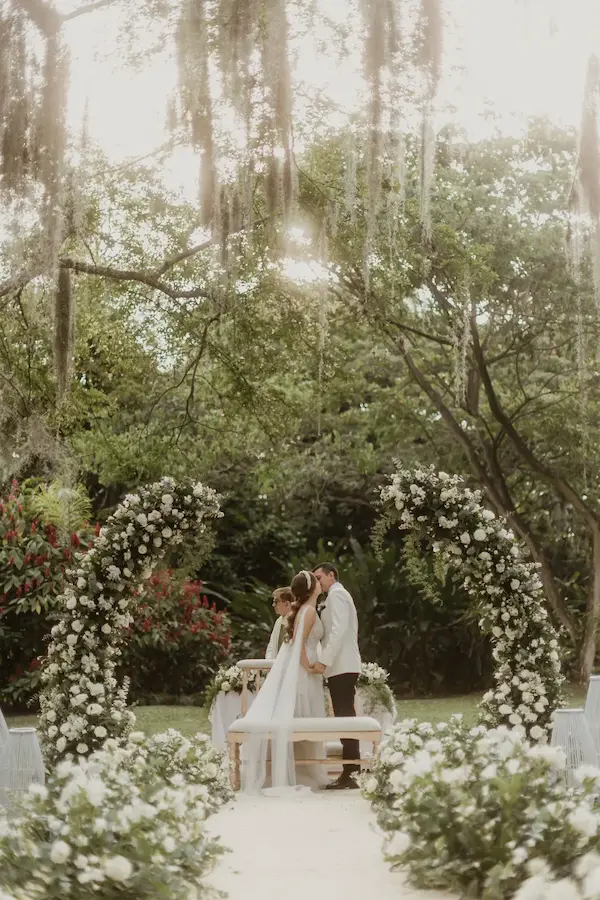 Pareja bajo un arco floral
