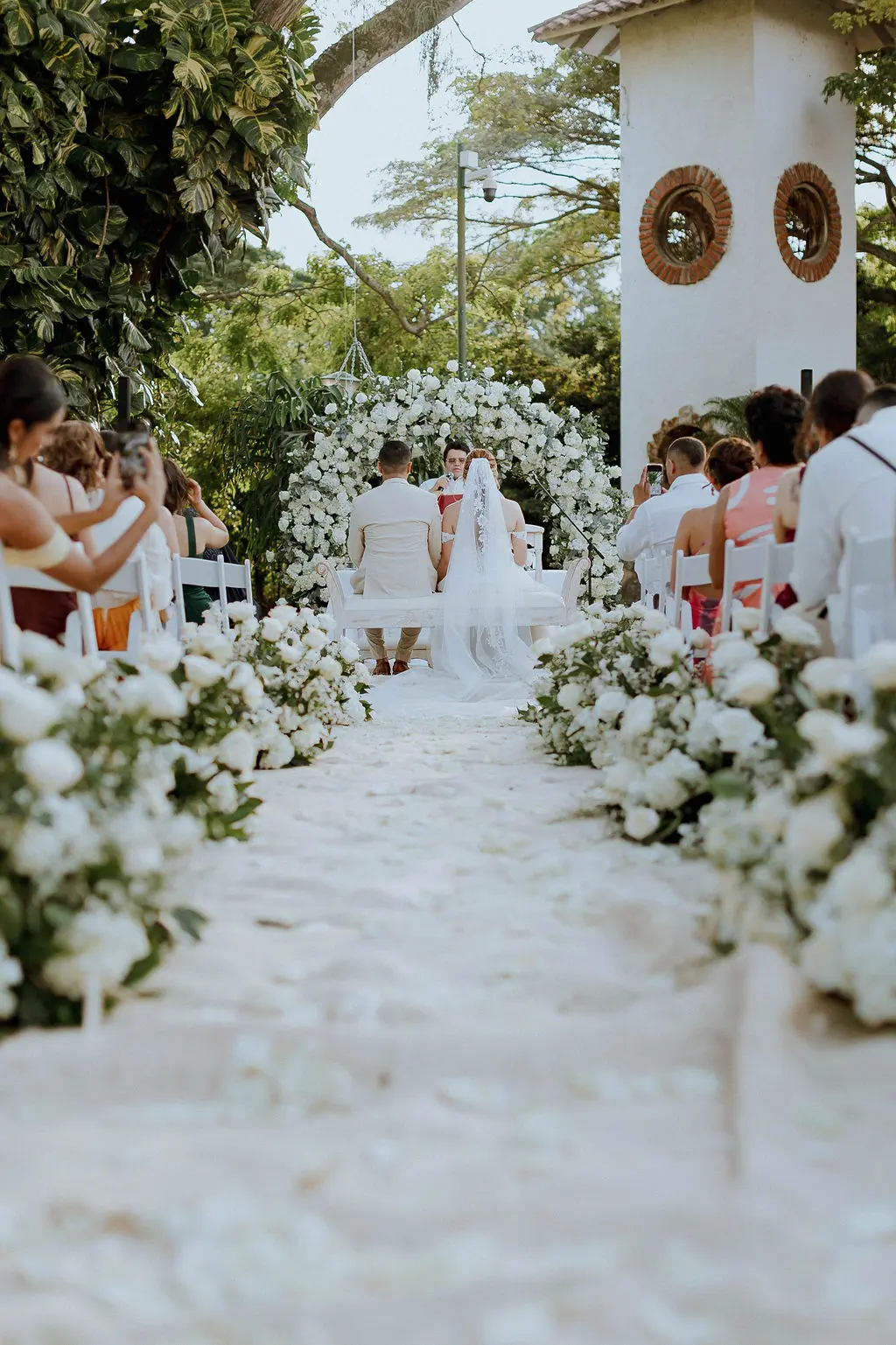 Pista de baile con humo y luces en una boda temática