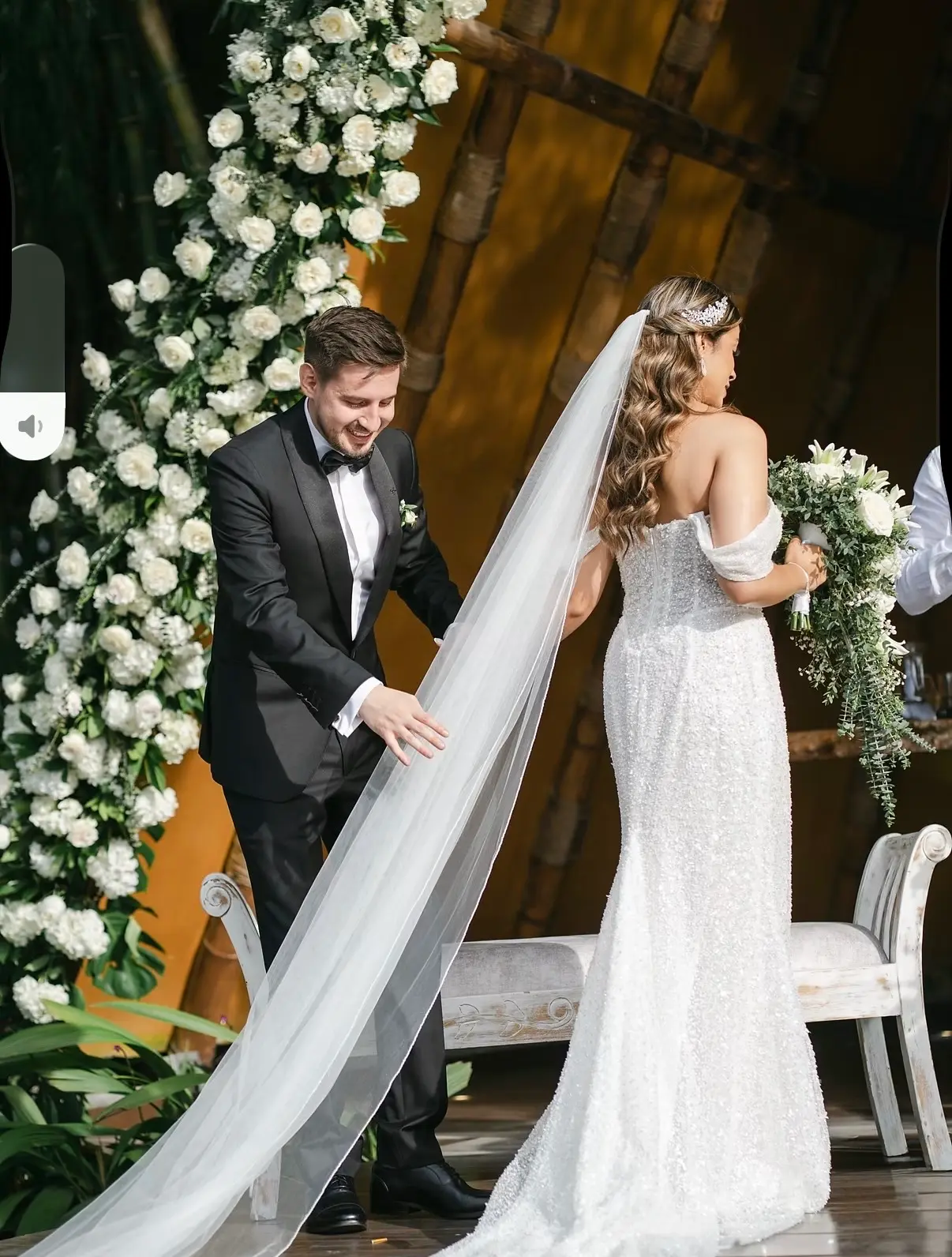 Montaje de ceremonia de boda frente a un pabellón