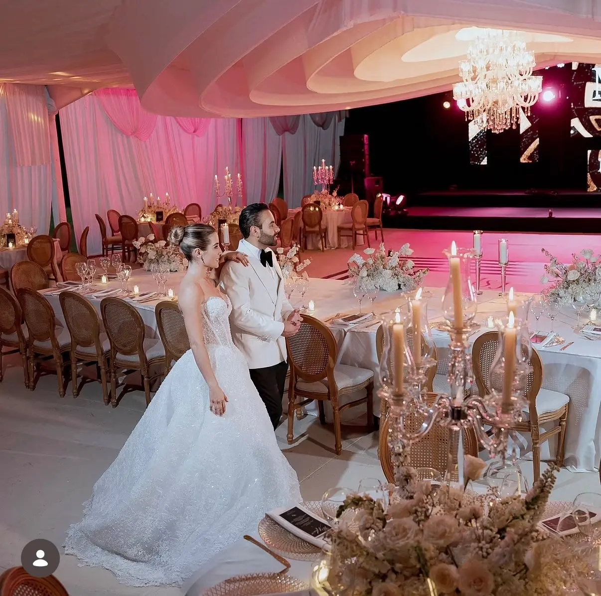 Pareja de novios con bailarines en una boda destino en Colombia