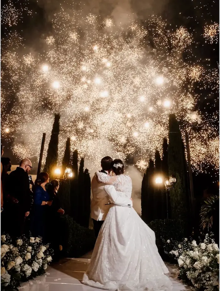 Lluvia de luces doradas en una boda en Colombia