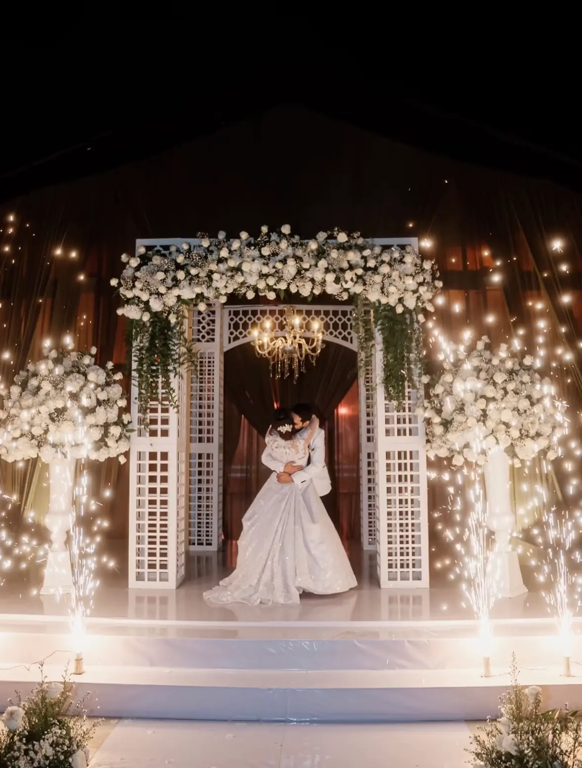 Ceremonia de boda al aire libre bajo un árbol en Colombia