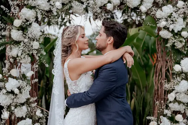 Pareja bajo un arco floral