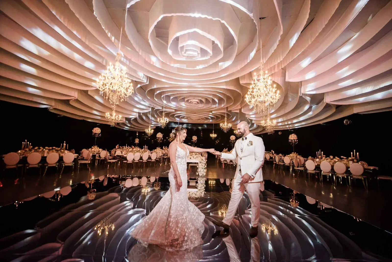 Novios besándose en una boda con escenografía temática