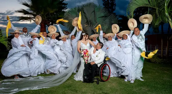 Celebración con bailarines